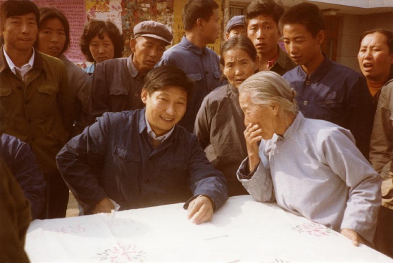 這是1983年，時任河北正定縣委書記的習近平（前排居中），臨時在大街上擺桌子聽取老百姓意見。