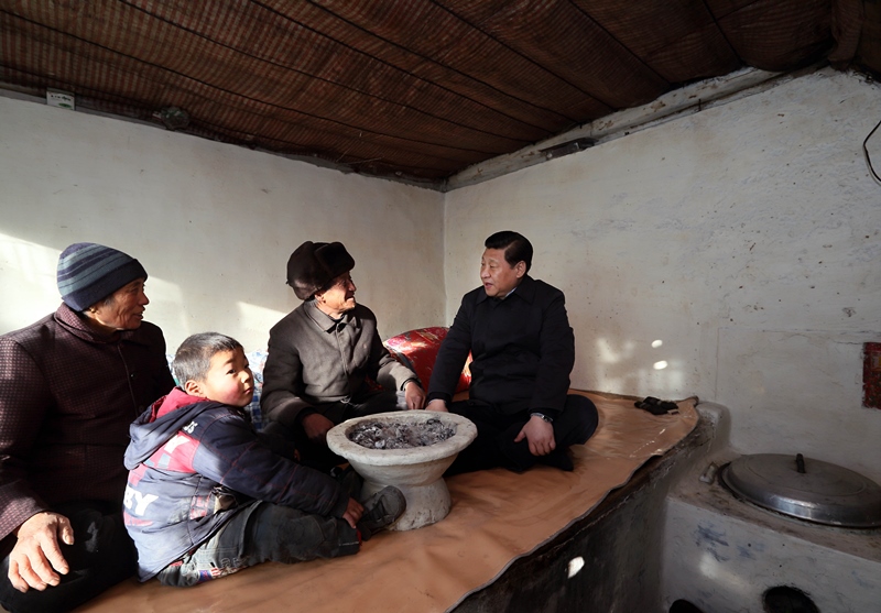 2012年12月30日，習近平在河北省阜平縣龍泉關鎮(zhèn)駱駝灣村看望唐榮斌老人一家。