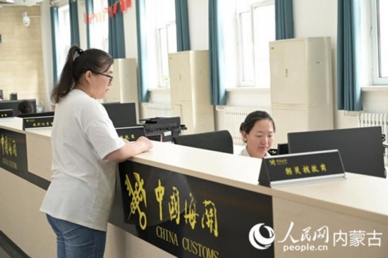 代理報(bào)關(guān)企業(yè)正在滿洲里車站海關(guān)綜合服務(wù)大廳辦理業(yè)務(wù)。人民網(wǎng) 寇雅楠攝