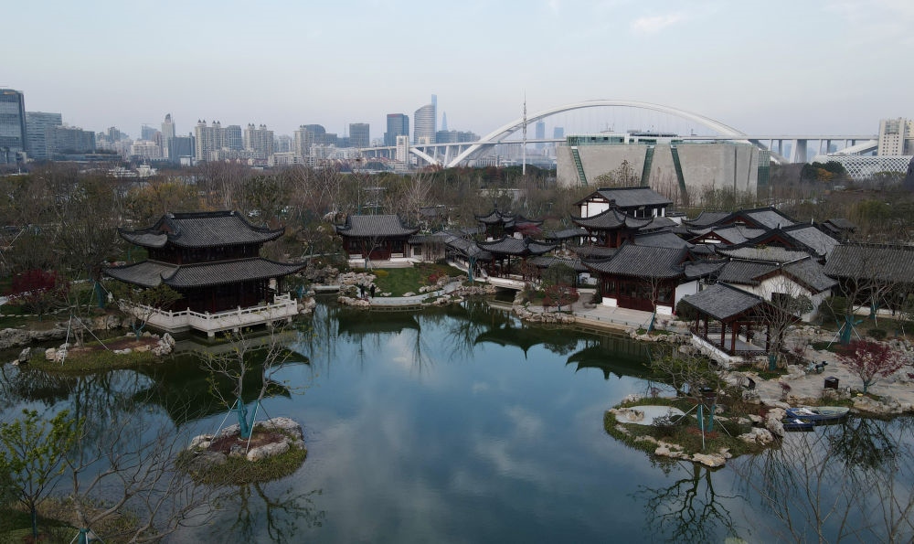 俯瞰位于浦東新區(qū)的上海世博文化公園“申園”中式園林（2021年12月20日攝，無人機(jī)照片）。新華社記者 方喆 攝