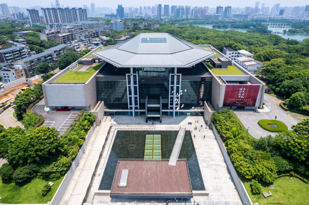這是在長沙市開福區(qū)拍攝的湖南博物院及周邊景色（無人機照片，6月7日攝）。新華社記者 陳思汗 攝