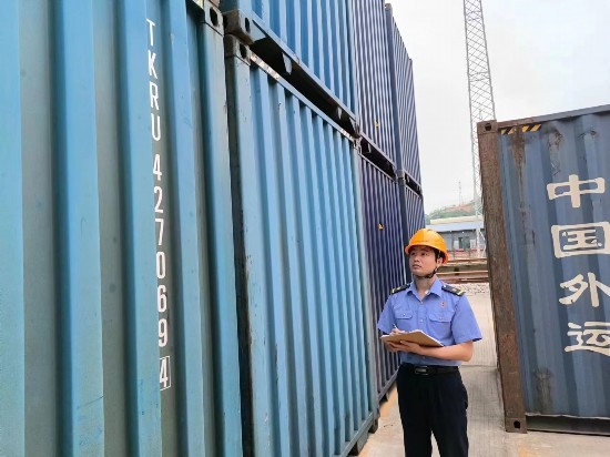 鐵路貨運(yùn)員在檢查集裝箱箱體情況、記錄箱號。中國鐵路廣州局集團(tuán)有限公司供圖