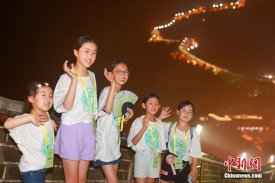 8月9日晚，2023海外華裔青少年夏季研學(xué)營的學(xué)員們夜游八達(dá)嶺長城。圖為學(xué)員們在長城上拍照。<a target='_blank' href='/'><p align=