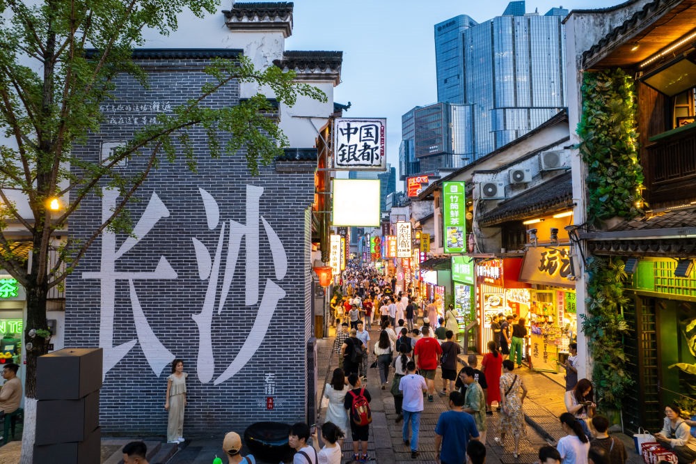 游客在長沙市天心區(qū)太平老街打卡、游玩（無人機照片，6月7日攝）。新華社記者 陳思汗 攝