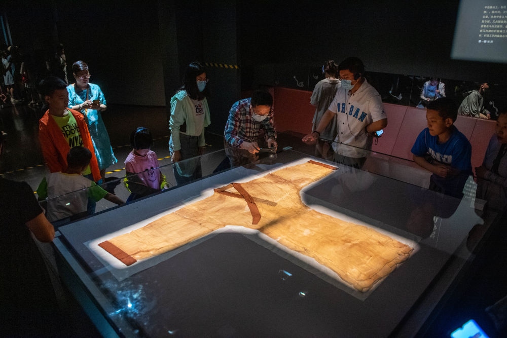 在湖南博物院，游客在參觀馬王堆漢墓出土文物“素紗單衣”（6月7日攝）。新華社記者 陳思汗 攝