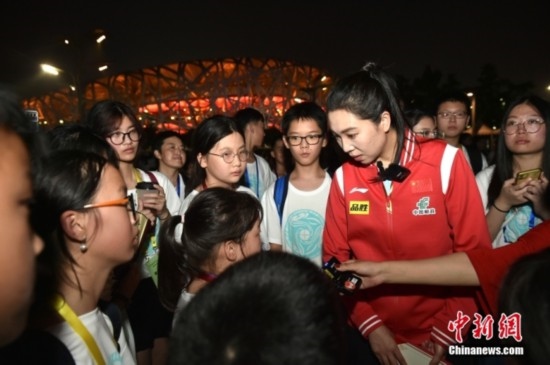 圖為小學(xué)員向李曉霞分享自己運(yùn)動經(jīng)歷。<a target='_blank' href='/' ><p align=