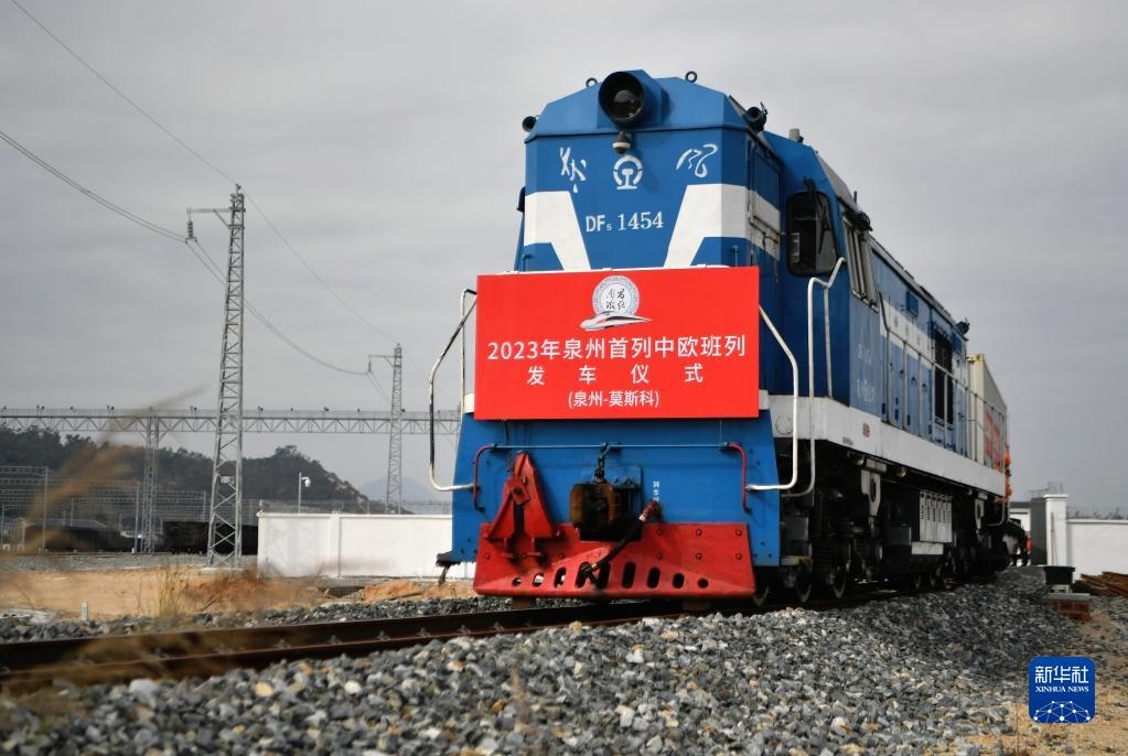 2月3日，中歐班列駛出興泉鐵路黃塘站。當日，滿載著55個集裝箱的中歐班列，從位于福建泉州惠安縣的興泉鐵路黃塘站駛出。這是泉州今年開出的首趟中歐班列，也是興泉鐵路開通后的首趟泉州中歐班列。據(jù)了解，此次班列裝載產(chǎn)品主要來自泉州進出口企業(yè)，貨重601.4噸，貨值約262.5萬美元。新華社記者 魏培全 攝
