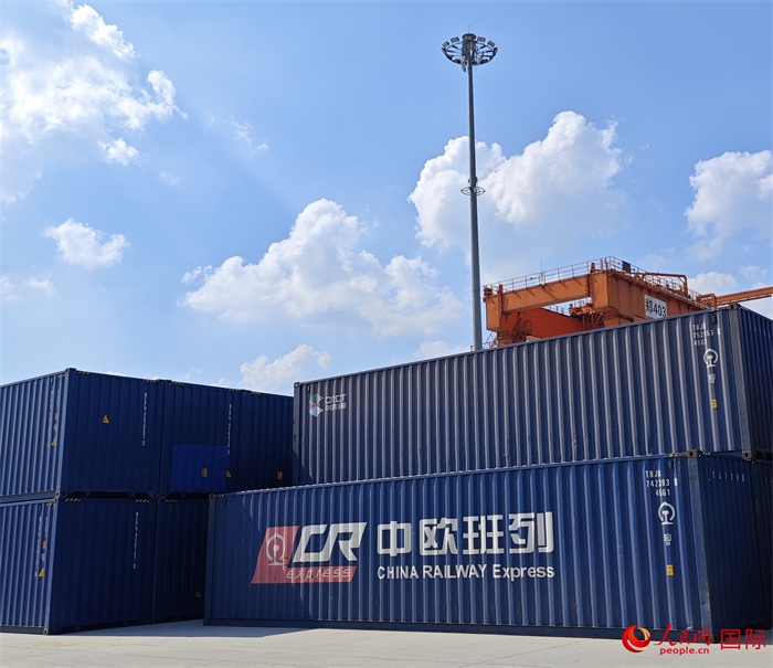 8月3日，中歐班列（中豫號）集裝箱在鄭州車站海關等候查驗。人民網 崔譯戈攝