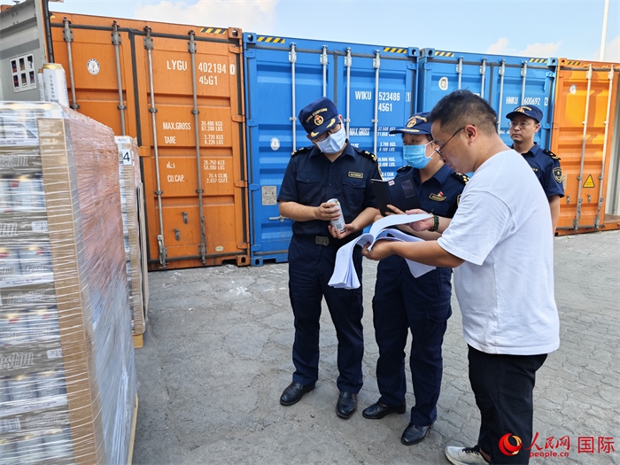 8月3日，鄭州車站海關工作人員在查驗報關貨物。人民網 崔譯戈攝