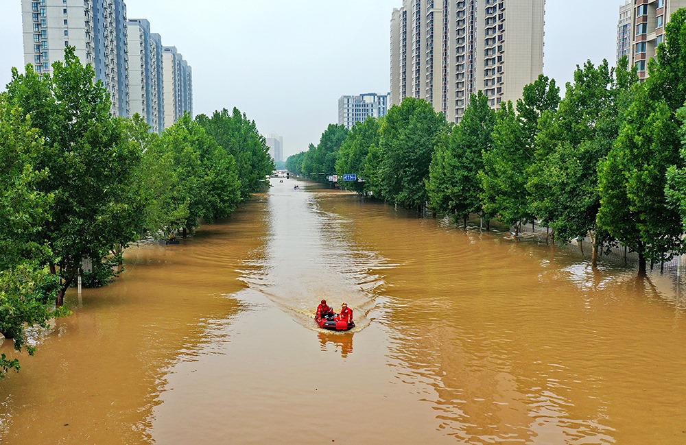 2023年8月2日，救援人員在河北省涿州市市區(qū)乘坐沖鋒舟前去轉(zhuǎn)移受災(zāi)群眾。