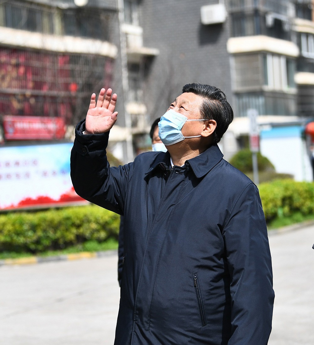 2020年3月10日，習(xí)近平總書記在湖北省武漢市東湖新城社區(qū)考察時，向在家隔離居住的居民揮手致意、表示慰問。