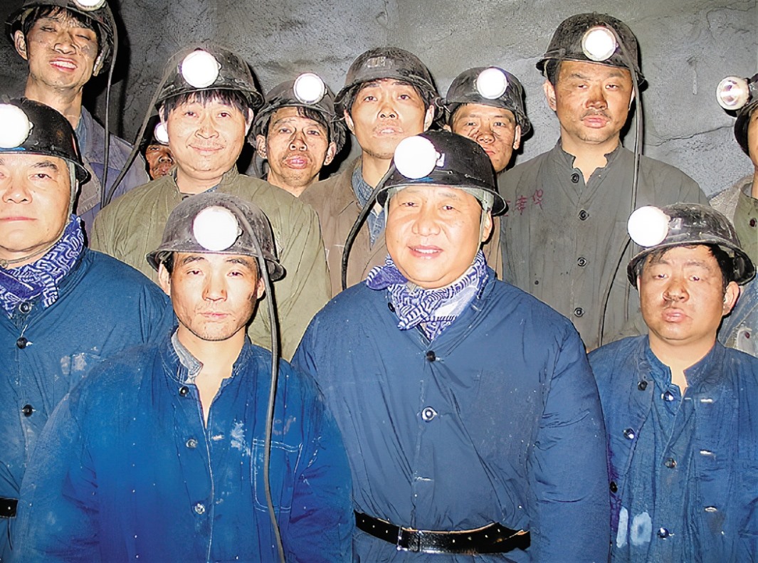 2005年1月26日，習(xí)近平在浙江省湖州市長興縣長廣煤礦井下慰問煤礦工人。