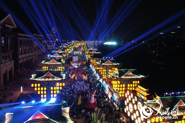 廣西南寧市良慶區(qū)的“南寧之夜”街區(qū)燈火璀璨。人民網(wǎng) 王勇攝