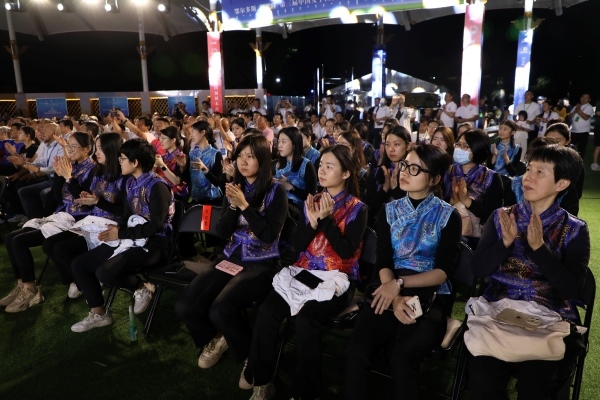 第三屆中國(guó)女子圍棋名人戰(zhàn)本賽32棋手悉數(shù)亮相開(kāi)幕式。人民網(wǎng)記者 李乃妍攝