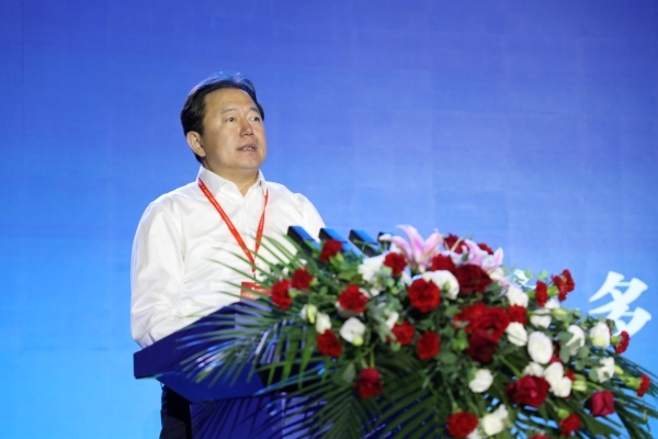 鄂爾多斯市委常委、伊金霍洛旗委書(shū)記華瑞鋒致辭。人民網(wǎng)記者 李乃妍攝