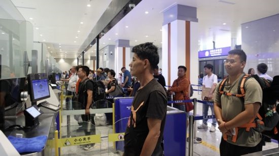6月13日，乘坐中老鐵路國(guó)際旅客列車的旅客在磨憨邊檢大廳排隊(duì)候檢。李揚(yáng) 攝