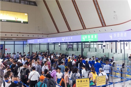 7月22日，乘坐中老鐵路國(guó)際旅客列車的旅客在磨憨邊檢大廳排隊(duì)候檢。衛(wèi)海林 攝