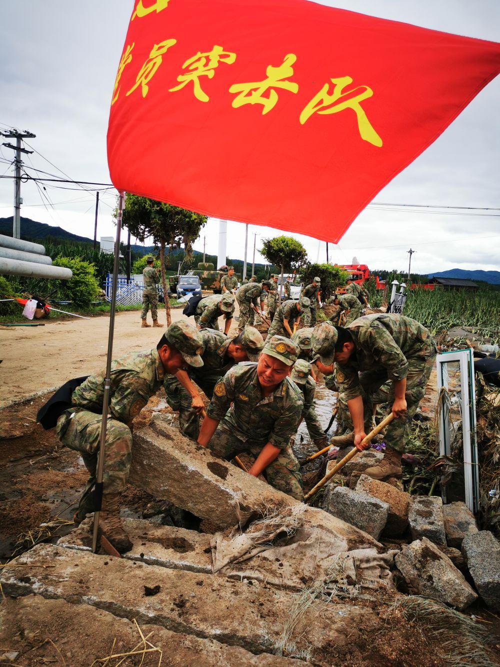 8月7日，陸軍第78集團軍某旅組織黨員突擊隊在吉林舒蘭市七里鄉(xiāng)清理路障。新華社發(fā)（劉洋 攝）