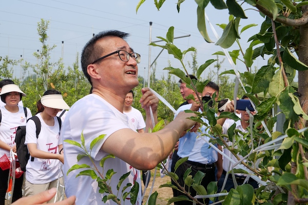 上財校長劉元春帶領(lǐng)河北保定“千村調(diào)查”分隊開展勞動實踐。校方供圖