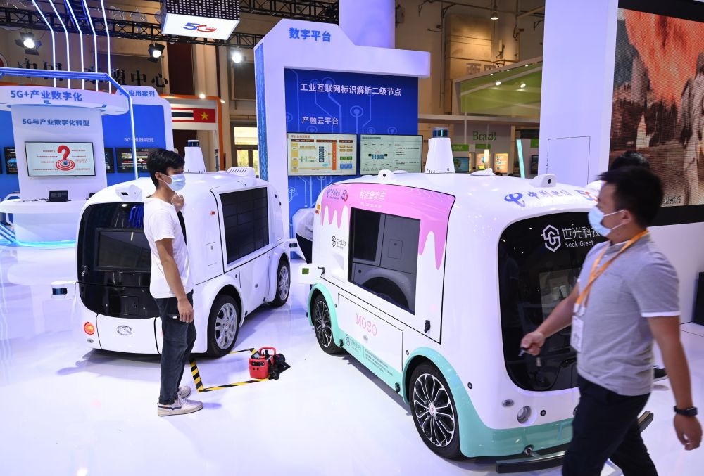 中國制造的智能汽車模型在2021金磚國家新工業(yè)革命展現場展出（2021年9月9日攝）。新華社記者 林善傳 攝