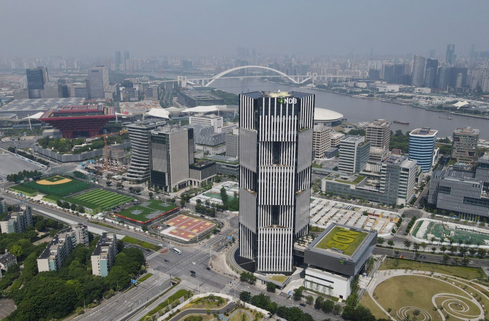 位于上海浦東新區(qū)世博園區(qū)的金磚國家新開發(fā)銀行總部大樓（2022年6月17日攝，無人機照片）。新華社記者 方喆 攝
