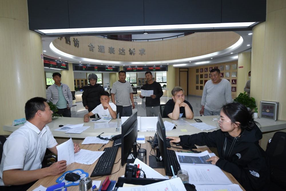 浙江省安吉縣社會治理中心工作人員在處理群眾信訪訴求（5月8日攝）。新華社記者 翁忻旸 攝