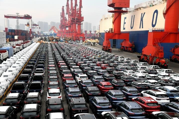 商品車在山東港口青島港大港公司八號碼頭等候裝船（2022年8月7日）。大型滾裝貨輪“晨聲輪”靠泊山東港口青島港大港公司八號碼頭，將各類逾1900輛商品車運往非洲。新華社記者 李紫恒 攝