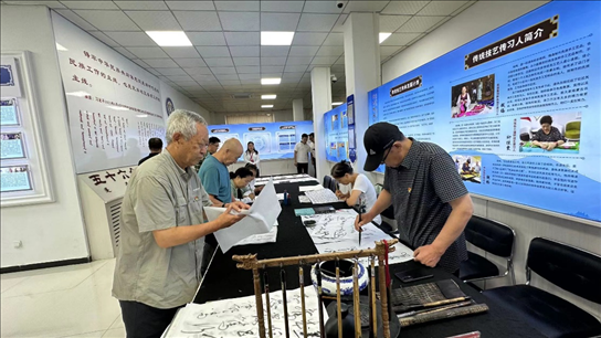 臨潢家園社區(qū)居民在書法練習室練習書法。人民網(wǎng)記者 金洪花攝