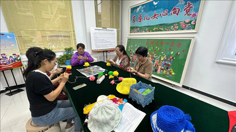 臨潢家園社區(qū)居民在社區(qū)少數(shù)民族文體活動中心進行刺繡編織創(chuàng)作。人民網(wǎng)記者 金洪花攝