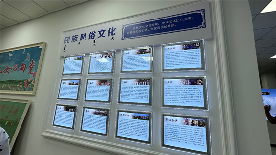 社區(qū)服務中心內(nèi)民族風俗文化墻。人民網(wǎng)記者 金洪花攝