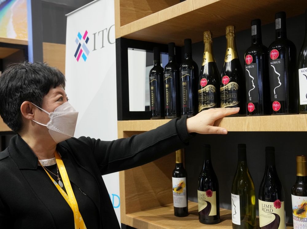 這是在中國上海舉行的第五屆進博會上拍攝的來自南非的葡萄酒（2022年11月7日攝）。