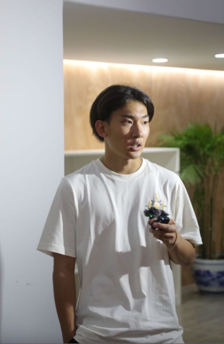 蘇翊鳴接受媒體采訪。