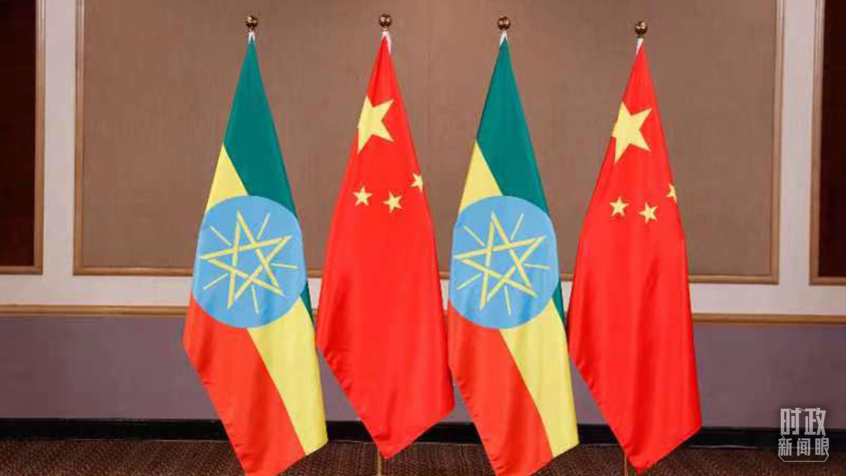 △會見現(xiàn)場的中國、埃塞兩國國旗。（總臺央視記者耿小龍拍攝）