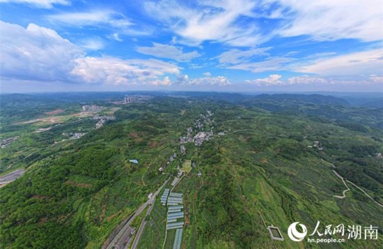 群山環(huán)抱的菖蒲塘村。 人民網(wǎng)記者 劉賓攝