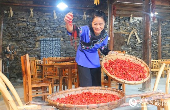 村民李霞返鄉(xiāng)從事餐飲業(yè)。 人民網(wǎng)記者 劉賓攝
