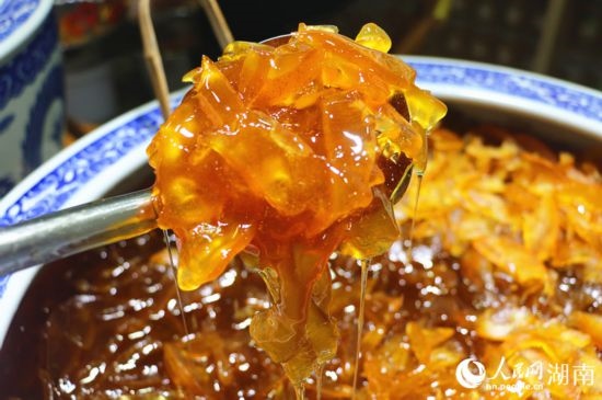以柚子為原料做的蜂蜜柚子膏。 人民網(wǎng)記者 劉賓攝