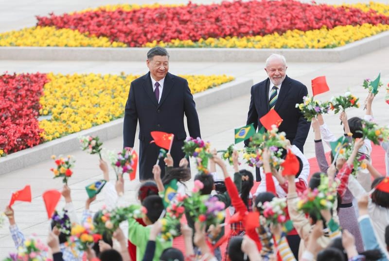 2023年4月14日，習(xí)近平主席在北京人民大會(huì)堂東門外廣場(chǎng)為來華進(jìn)行國(guó)事訪問的巴西總統(tǒng)盧拉舉行歡迎儀式。