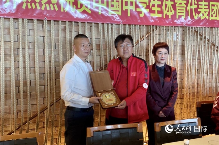 巴西中國(guó)和平統(tǒng)一促進(jìn)會(huì)會(huì)長(zhǎng)王俊曉向中國(guó)中學(xué)生體育代表團(tuán)團(tuán)長(zhǎng)劉立新贈(zèng)送紀(jì)念品。人民網(wǎng)記者 宋亦然攝