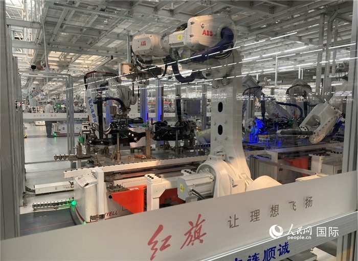 一汽—紅旗繁榮工廠內的智能機器人。人民網(wǎng) 宋歌攝