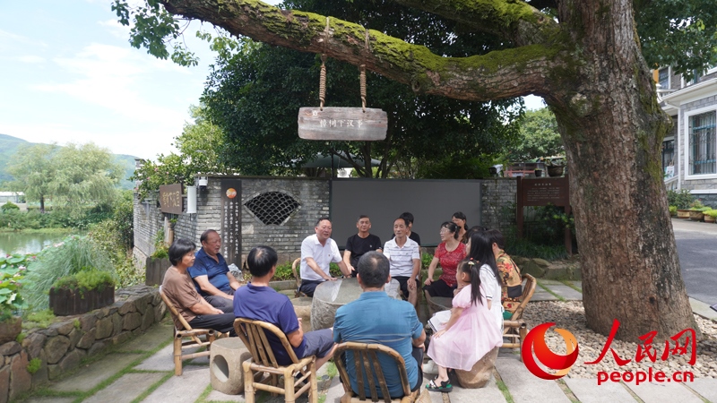 余杭區(qū)徑山鎮(zhèn)小古城村村民在“樟樹下議事”。人民網(wǎng)肖聰聰攝