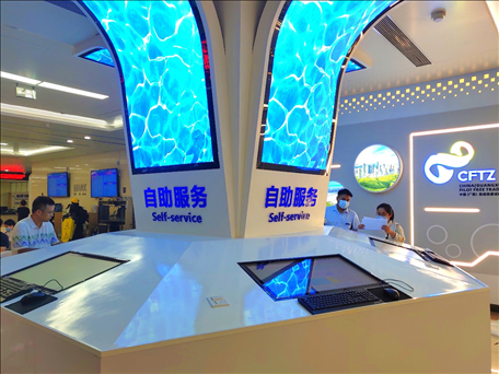 市民在中國（廣西）自由貿(mào)易區(qū)南寧片區(qū)綜合服務(wù)大廳辦理業(yè)務(wù)。人民網(wǎng) 付華周攝