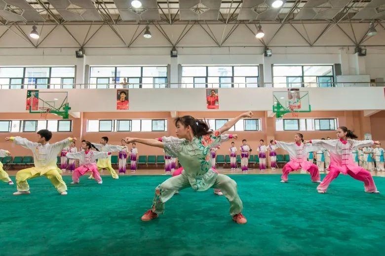 △今年暑假期間，浙江溫州舉行青少年學生陽光體育運動會。