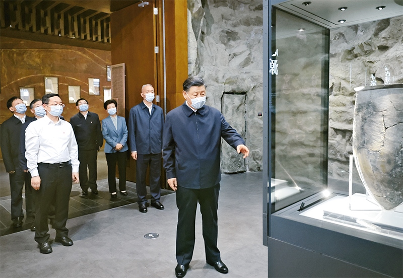 2023年6月2日，中共中央總書(shū)記、國(guó)家主席、中央軍委主席習(xí)近平在北京出席文化傳承發(fā)展座談會(huì)并發(fā)表重要講話(huà)。這是座談會(huì)前，習(xí)近平2日下午在中國(guó)歷史研究院考察。 新華社記者 鞠鵬/攝