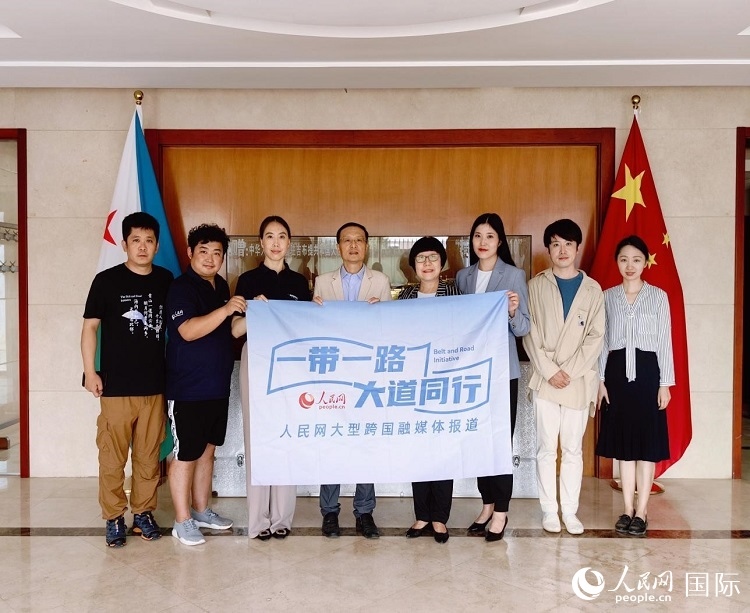 胡斌大使（左四）、使館工作人員與人民網(wǎng)記者合影。