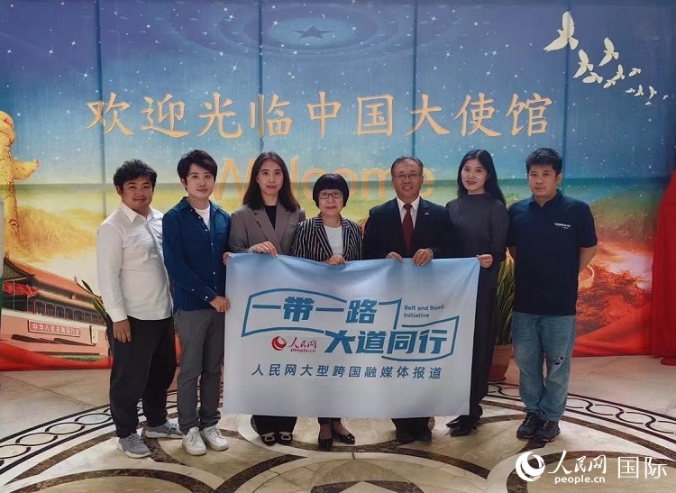 崔建春大使（右三）與人民網(wǎng)記者合影。