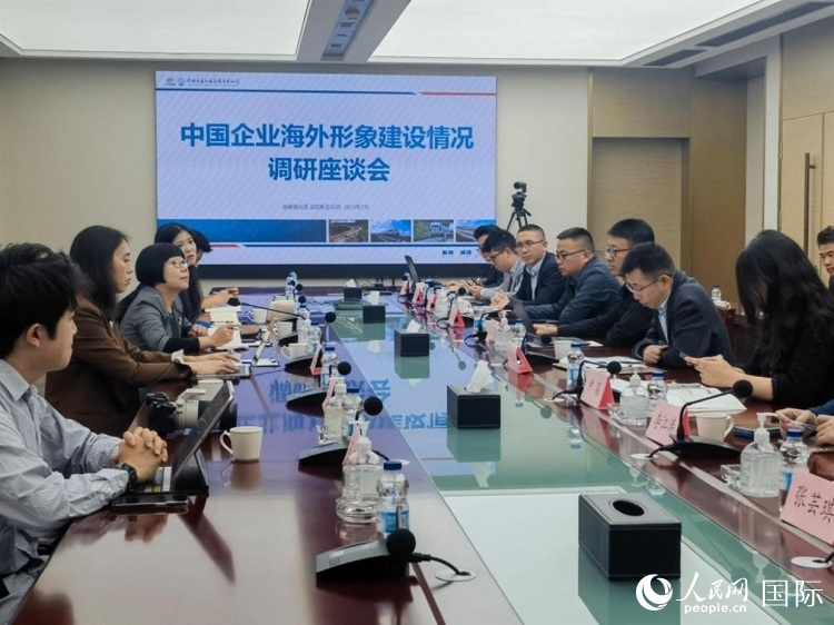 埃塞俄比亞中國(guó)商會(huì)企業(yè)代表與人民網(wǎng)記者座談。人民網(wǎng)記者 劉寧攝