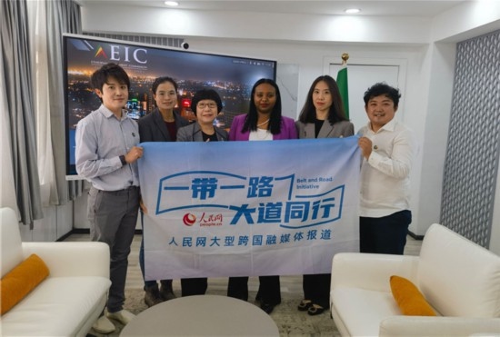 埃塞俄比亞投資委主任萊利斯（右三）、萬(wàn)巧云（左二）與人民網(wǎng)記者合影。