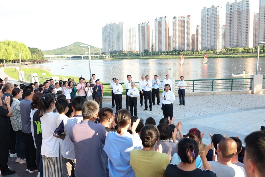 2022年8月16日，習(xí)近平在遼寧錦州東湖森林公園察看小凌河沿岸生態(tài)環(huán)境時(shí)，同正在休閑、進(jìn)行文化活動(dòng)的群眾親切交流。
