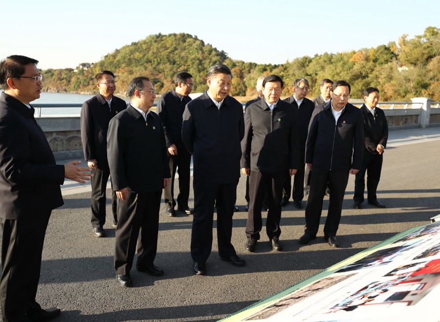 2020年11月12日，習(xí)近平在江蘇南通五山地區(qū)濱江片區(qū)，沿江邊步行察看濱江生態(tài)環(huán)境。