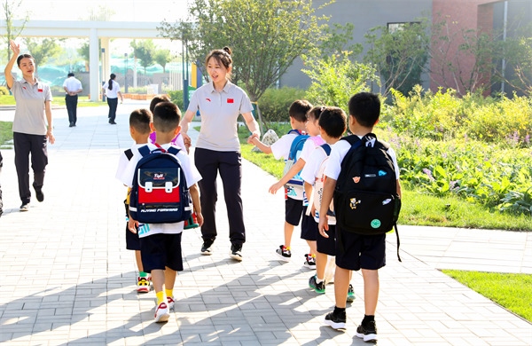 8月30日，雄安史家胡同小學(xué)學(xué)生體驗(yàn)學(xué)校生活。老師帶學(xué)生進(jìn)教室。
